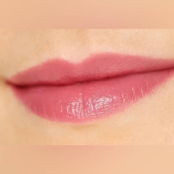 Laura Mercier
Lip Parfait Creamy Colourbalm - Raspberry Ripple - Picture 2 of 2